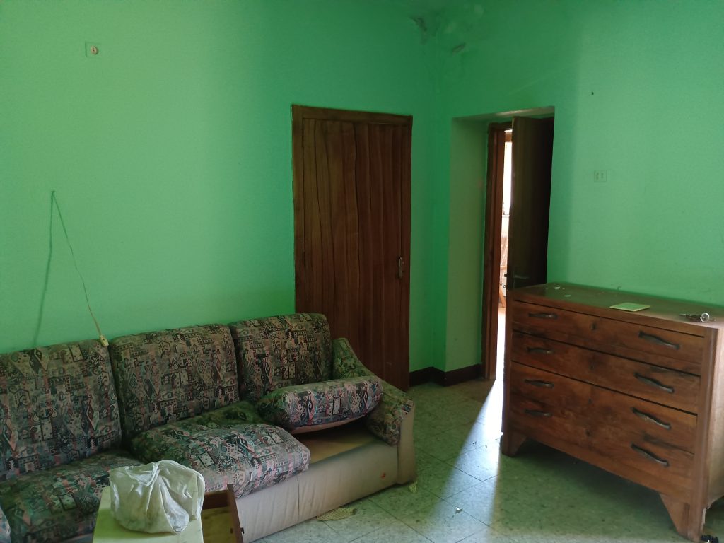 Casa indipendente con terreno e garage (c.da Cerri, 46)