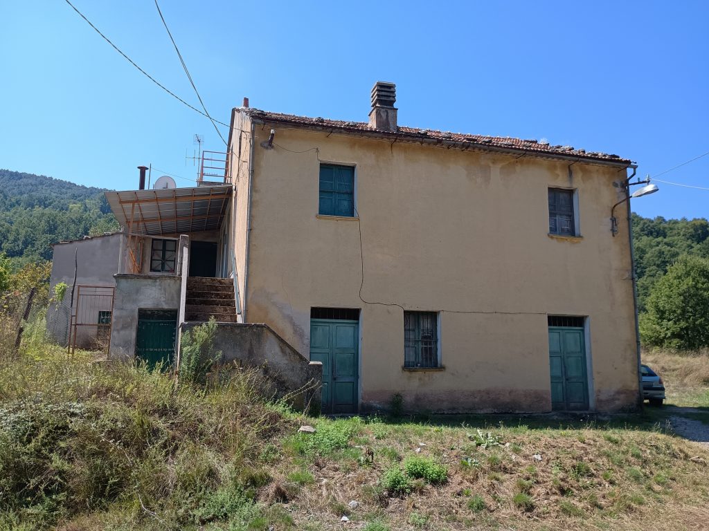 Casa indipendente con terreno e garage (c.da Cerri, 46)