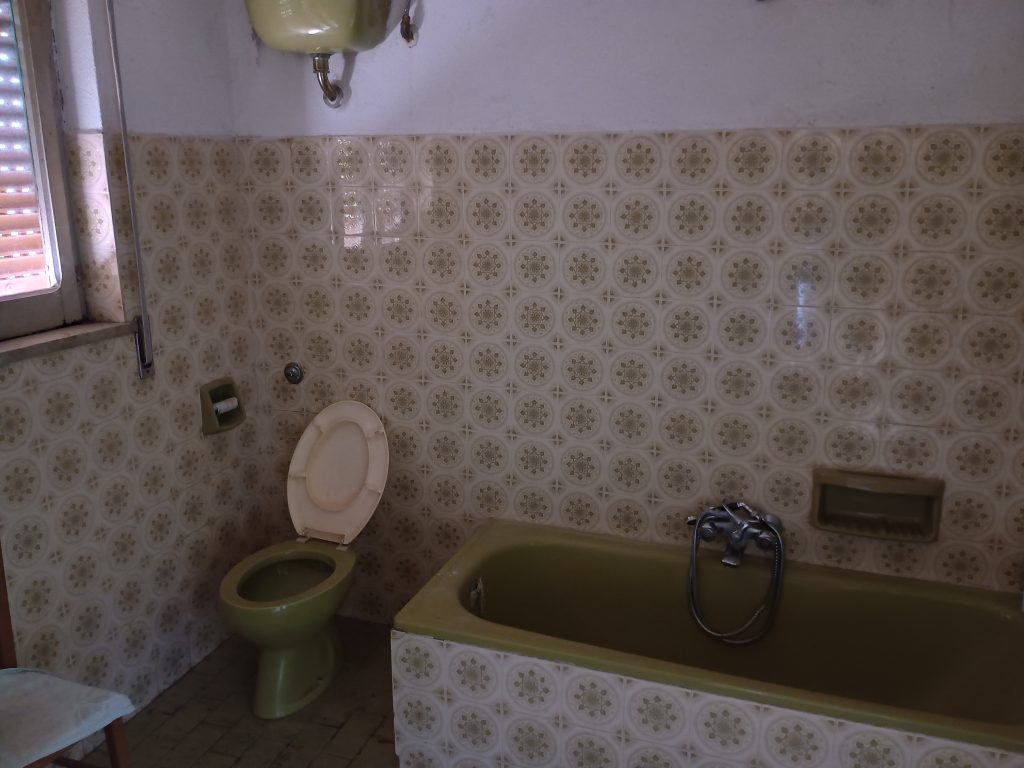 Casa indipendente con terreno e garage (c.da Cerri, 46)