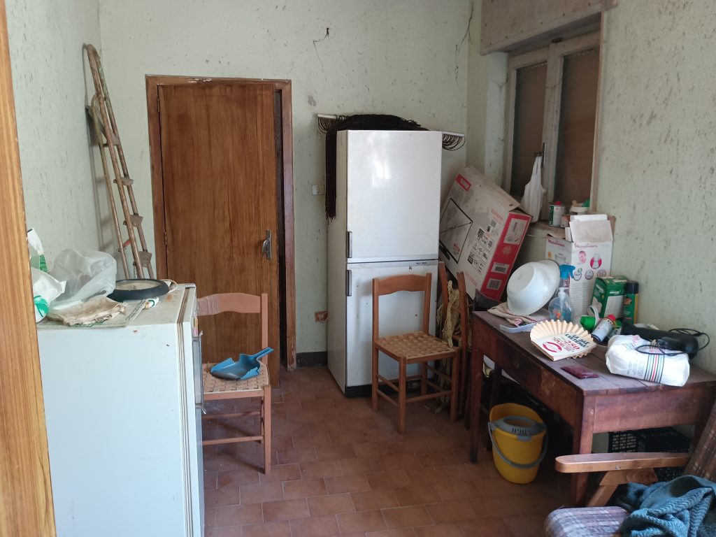Casa indipendente con terreno e garage (c.da Cerri, 46)