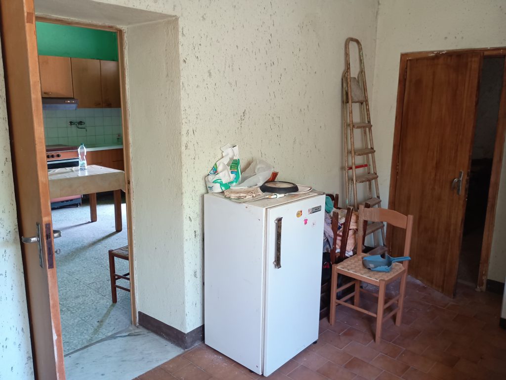 Casa indipendente con terreno e garage (c.da Cerri, 46)