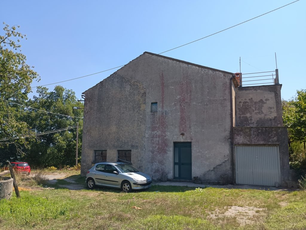 Casa indipendente con terreno e garage (c.da Cerri, 46)