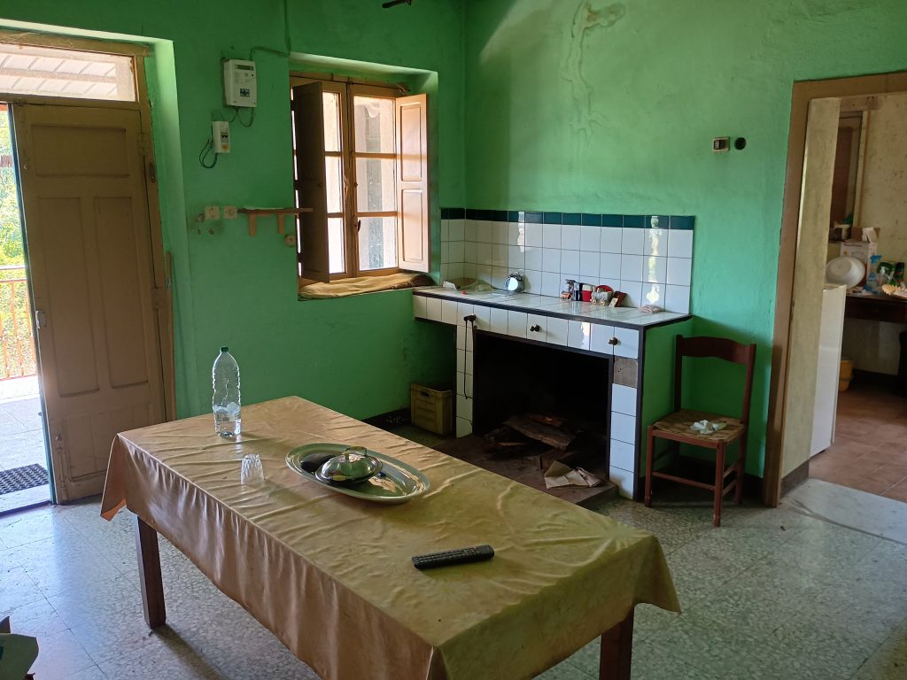 Casa indipendente con terreno e garage (c.da Cerri, 46)