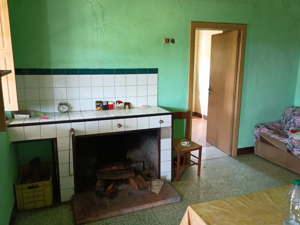 Casa indipendente con terreno e garage (c.da Cerri, 46)