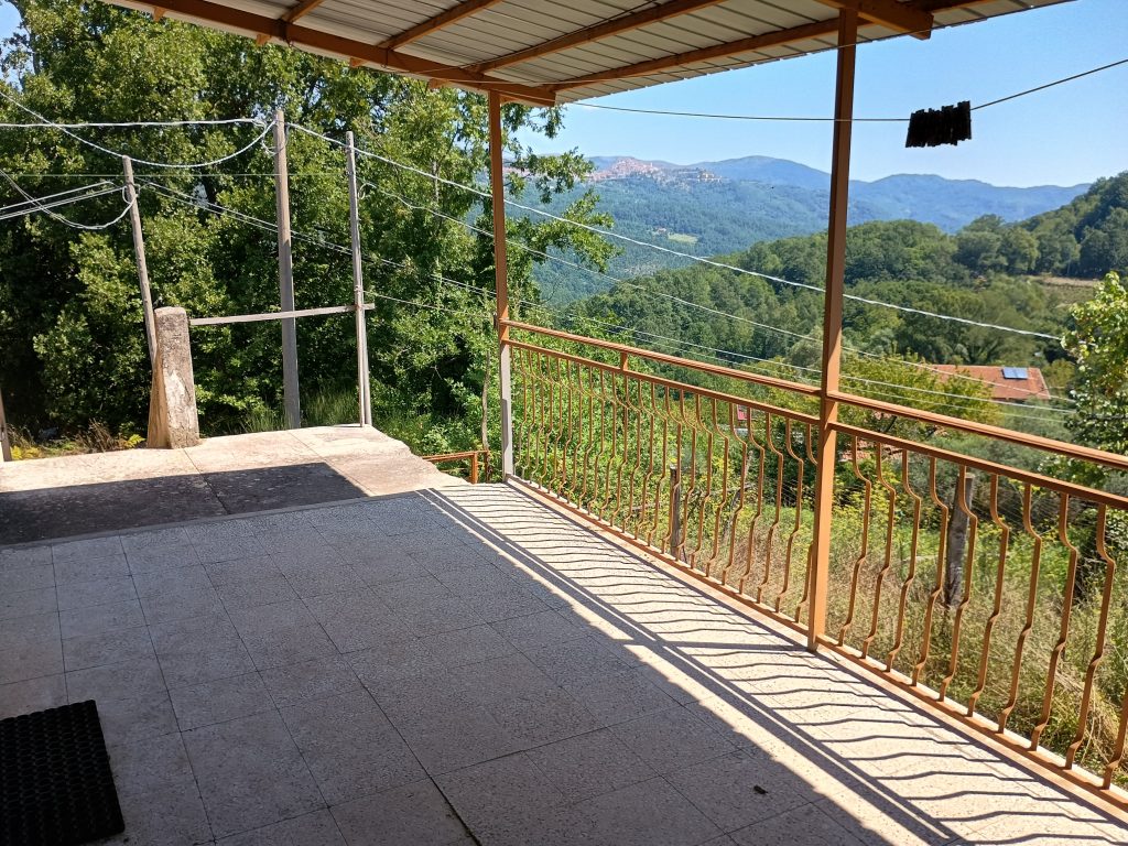 Casa indipendente con terreno e garage (c.da Cerri, 46)
