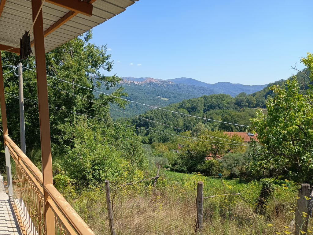 Casa indipendente con terreno e garage (c.da Cerri, 46)