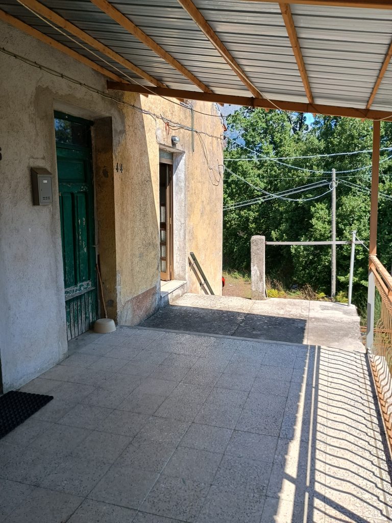 Casa indipendente con terreno e garage (c.da Cerri, 46)