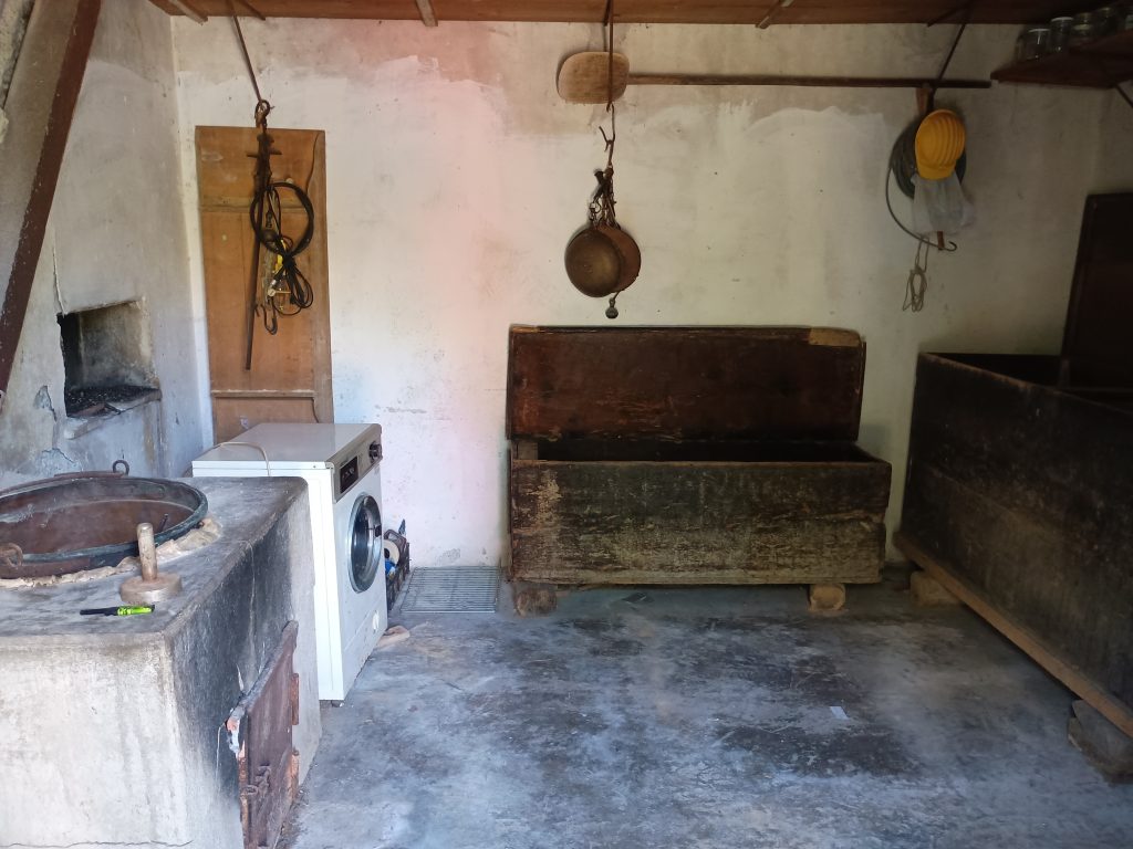 Casa indipendente con terreno e garage (c.da Cerri, 46)