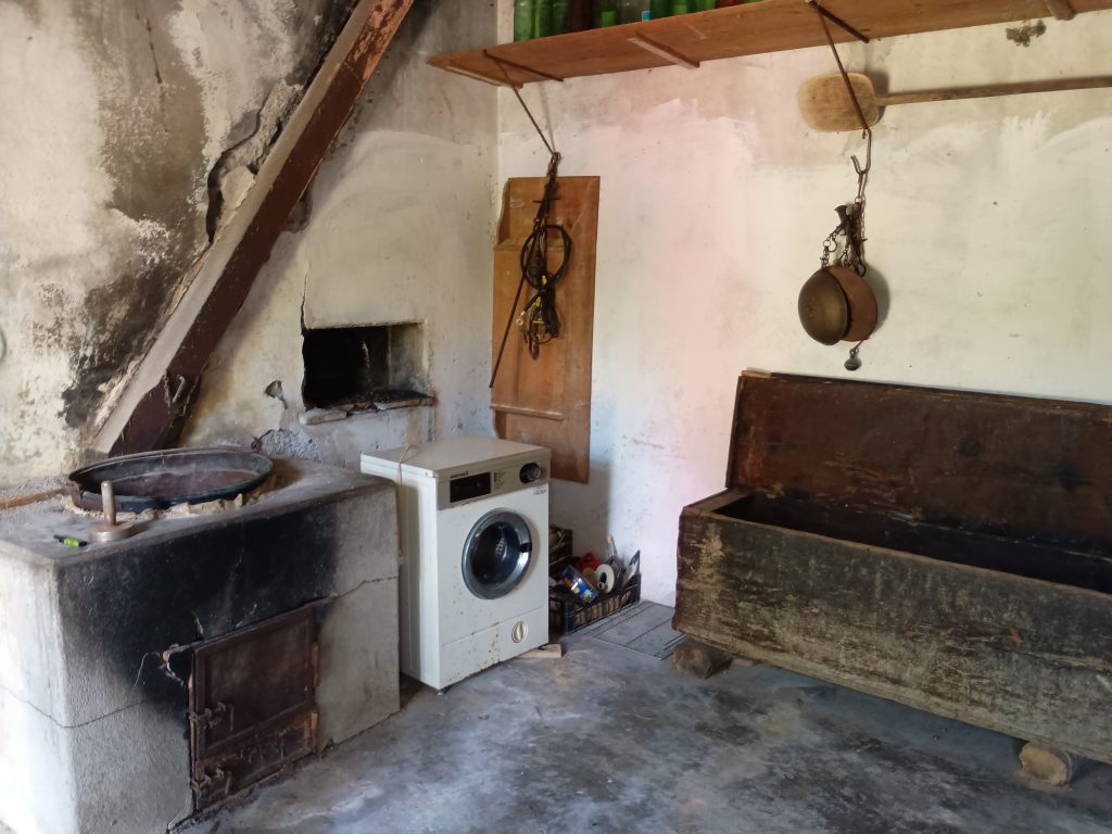 Casa indipendente con terreno e garage (c.da Cerri, 46)