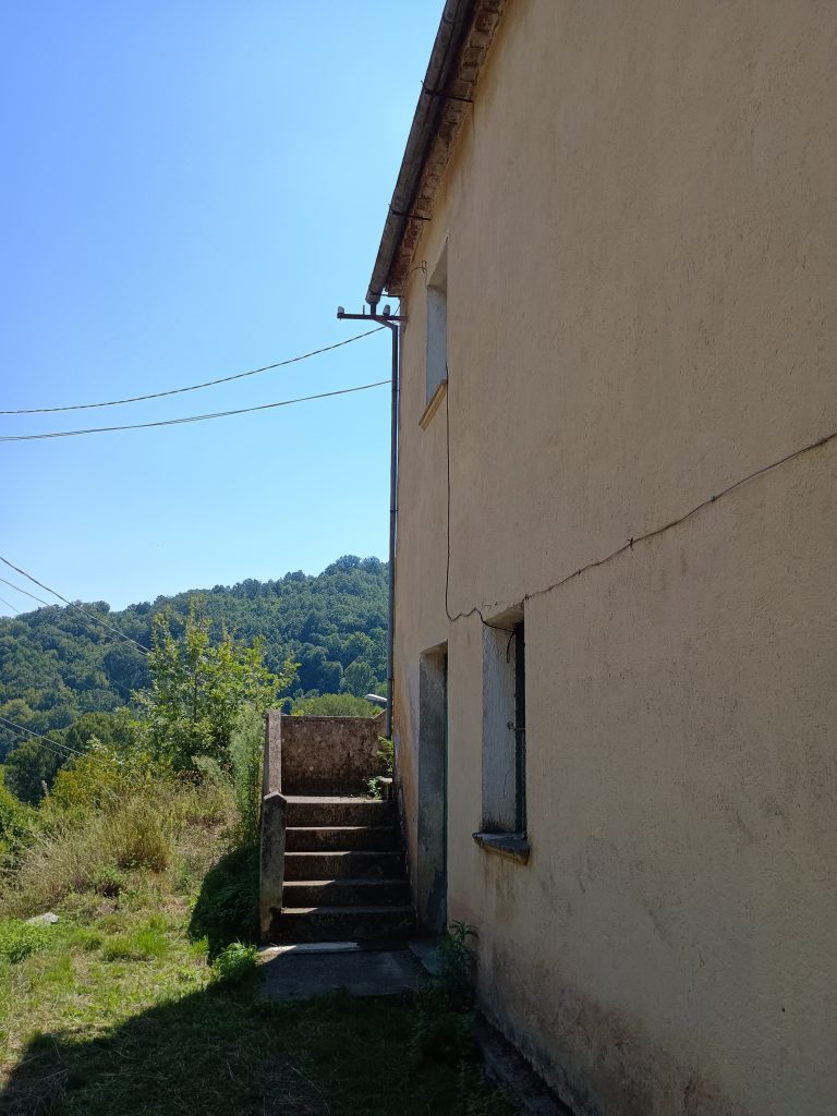 Casa indipendente con terreno e garage (c.da Cerri, 46)