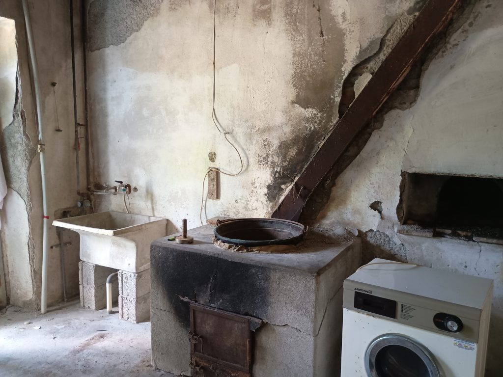 Casa indipendente con terreno e garage (c.da Cerri, 46)