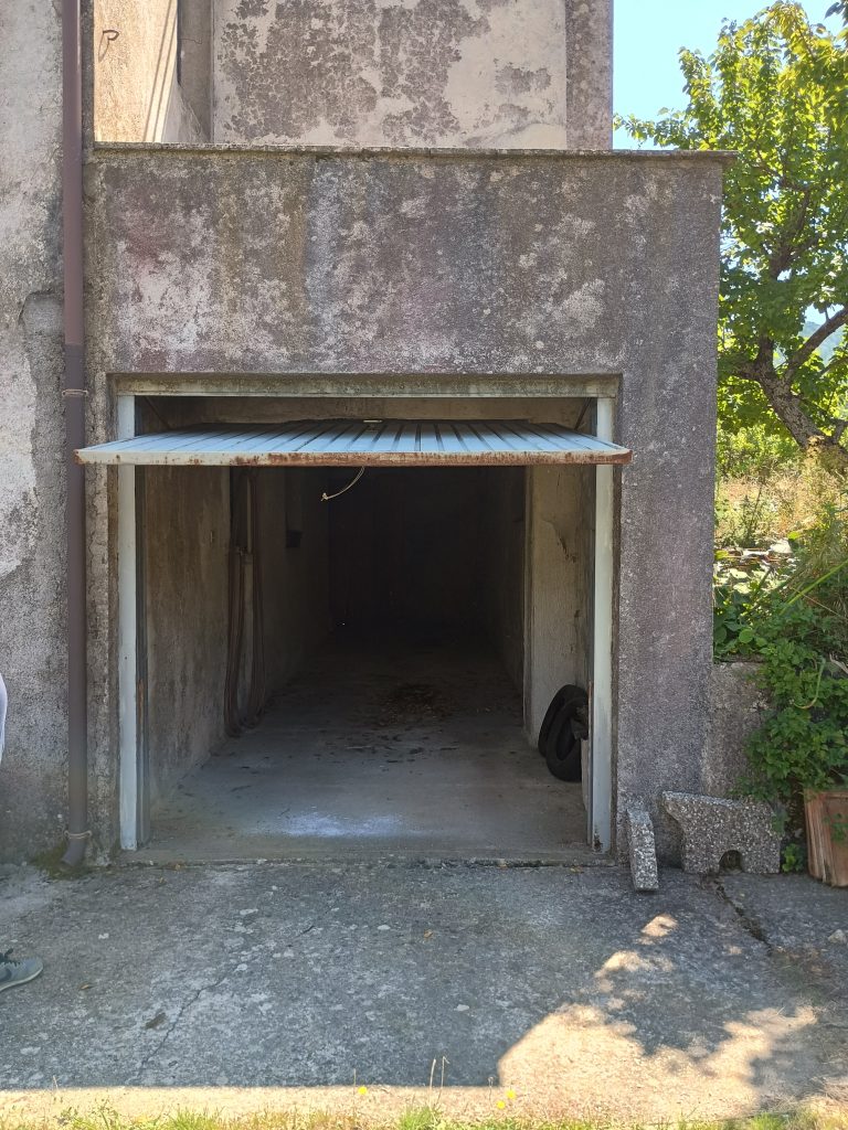 Casa indipendente con terreno e garage (c.da Cerri, 46)