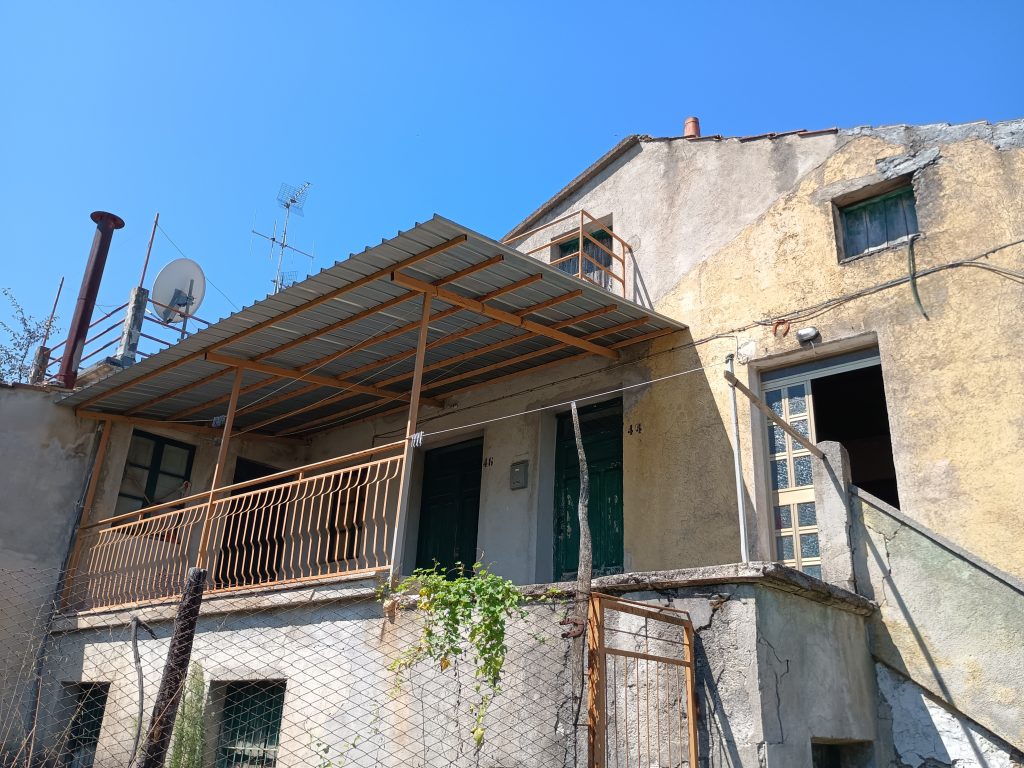 Casa indipendente con terreno e garage (c.da Cerri, 46)