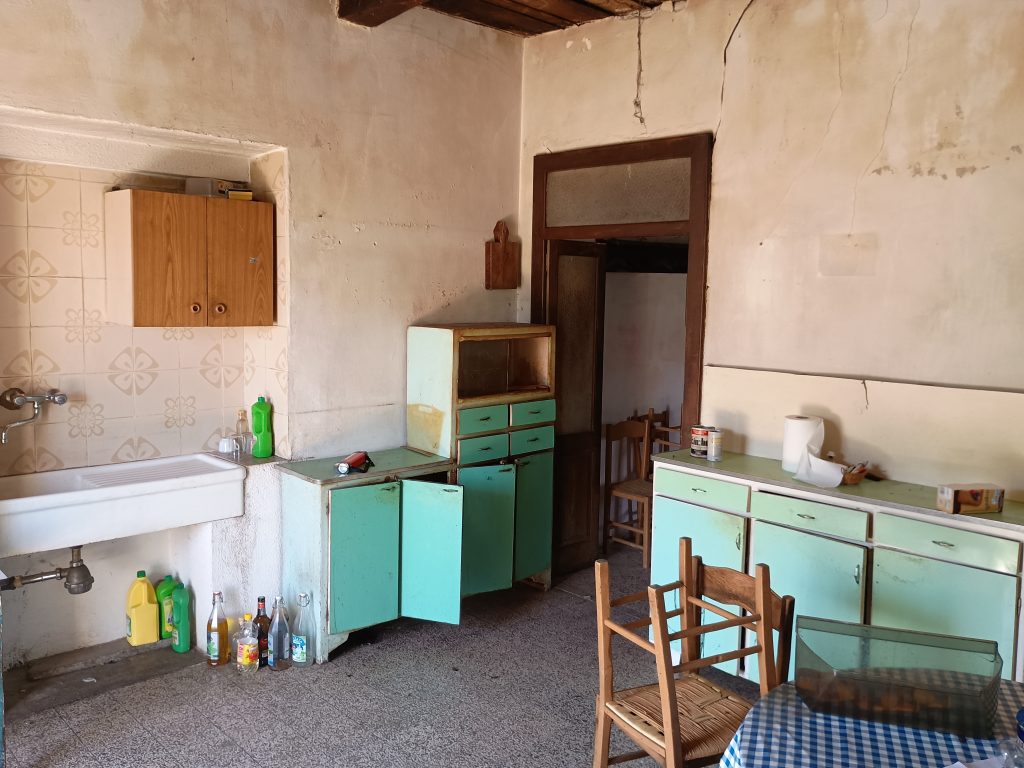 Casa indipendente con terreno e garage (c.da Cerri, 46)