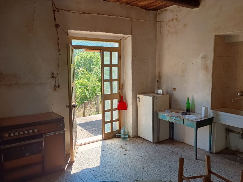 Casa indipendente con terreno e garage (c.da Cerri, 46)