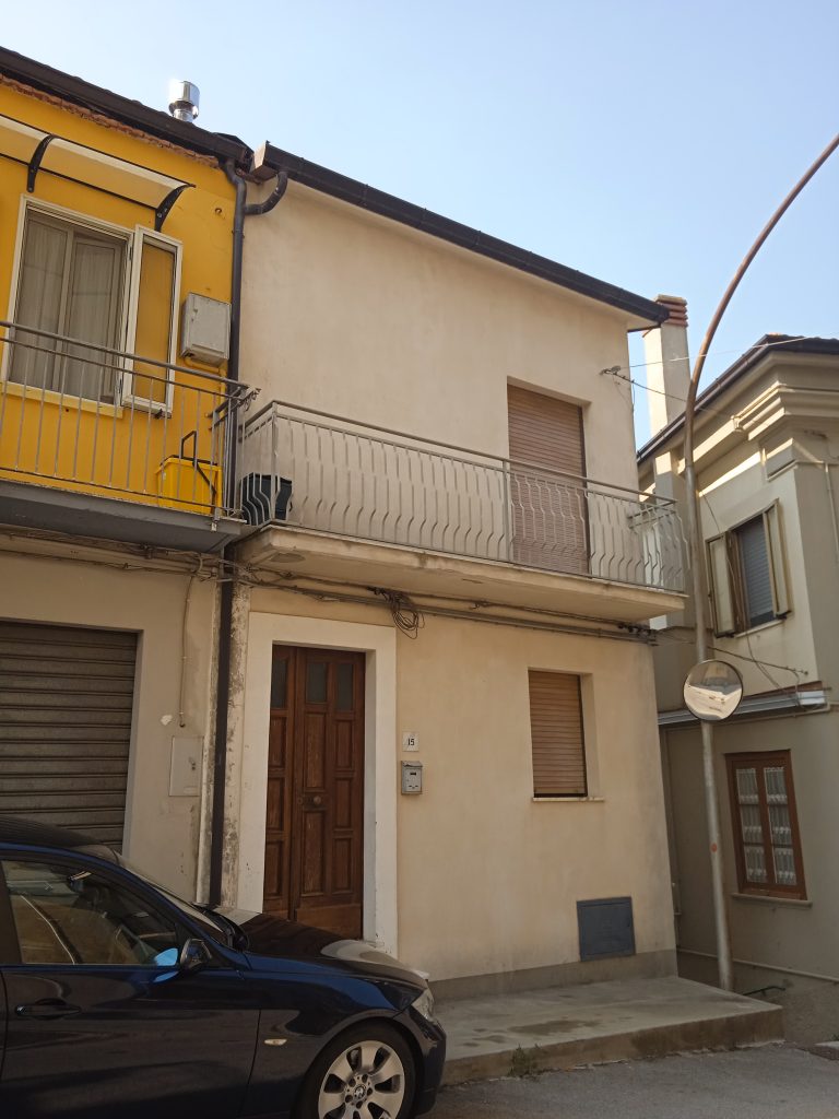 Casa indipendente nel centro urbano (via Zanardelli, 15)