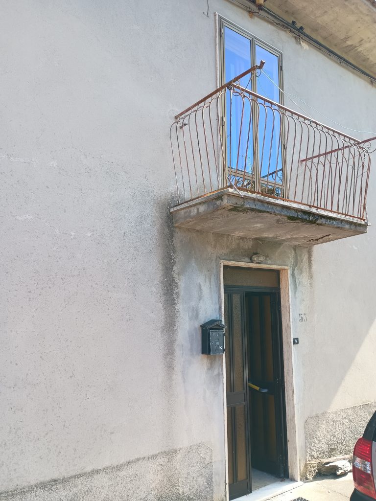 Casa indipendente con garage e terreno (c.da Lucarelli, 53)