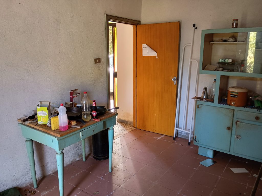 Casa indipendente con garage e terreno (c.da Lucarelli, 53)