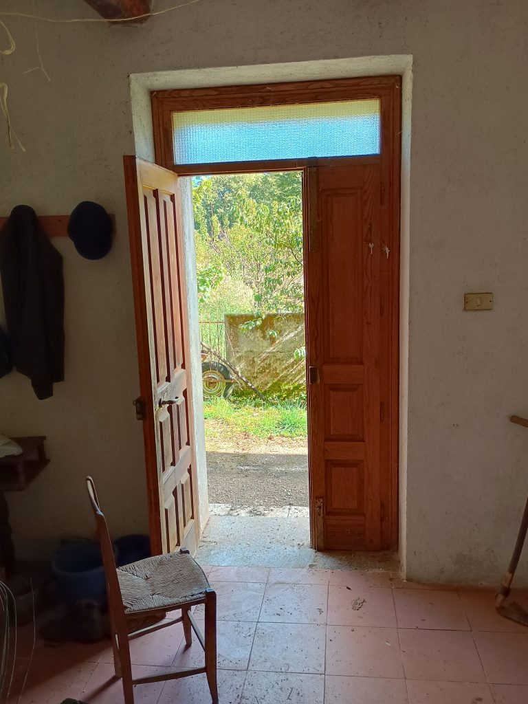 Casa indipendente con garage e terreno (c.da Lucarelli, 53)