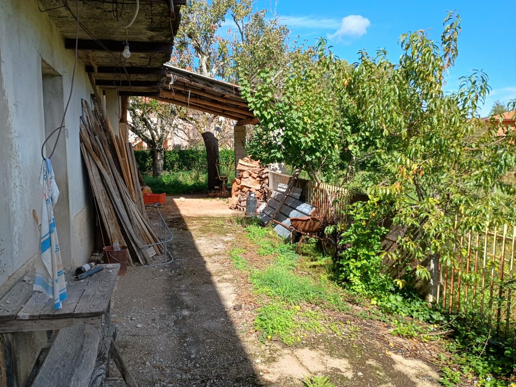 Casa indipendente con garage e terreno (c.da Lucarelli, 53)