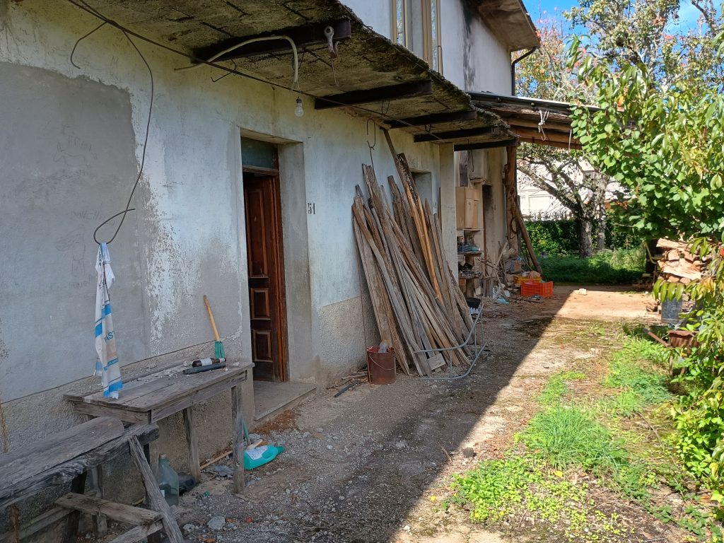 Casa indipendente con garage e terreno (c.da Lucarelli, 53)