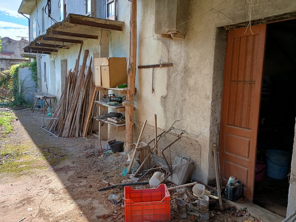 Casa indipendente con garage e terreno (c.da Lucarelli, 53)
