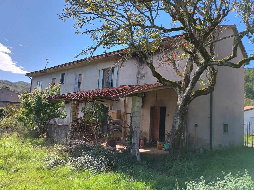 Casa indipendente con garage e terreno (c.da Lucarelli, 53)