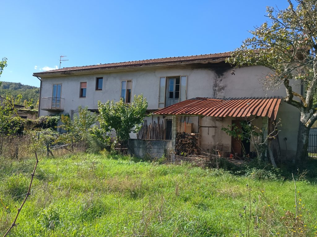 Casa indipendente con garage e terreno (c.da Lucarelli, 53)
