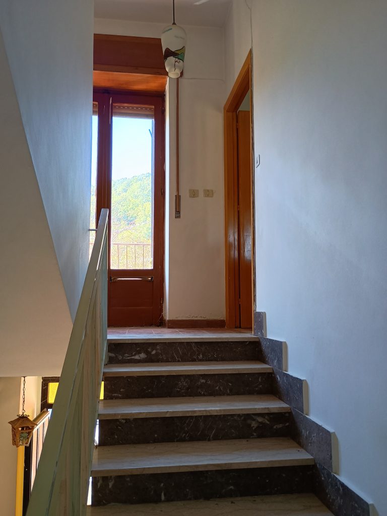 Casa indipendente con garage e terreno (c.da Lucarelli, 53)