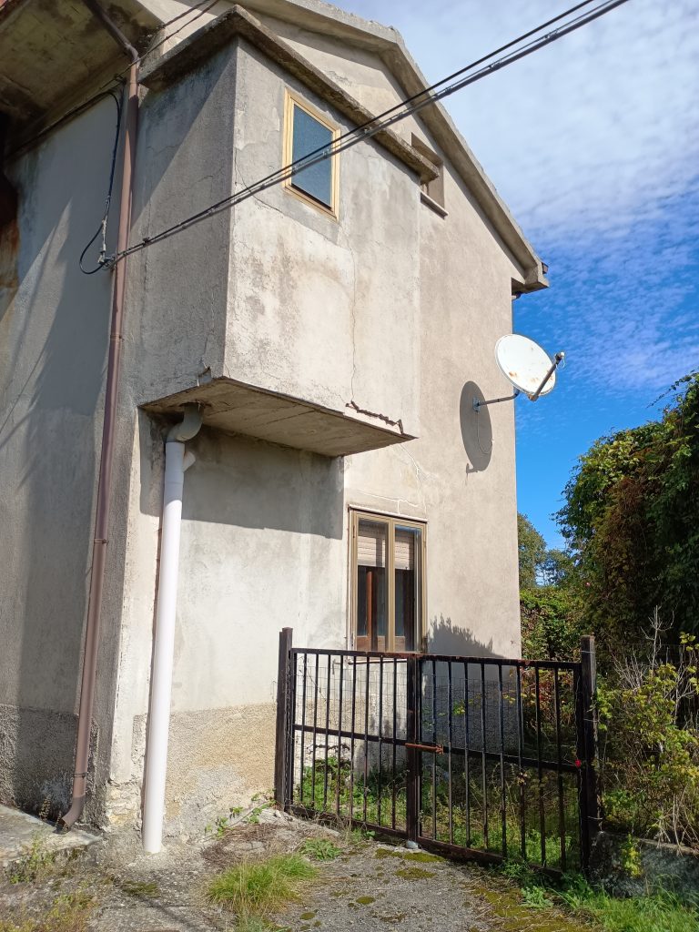 Casa indipendente con garage e terreno (c.da Lucarelli, 53)
