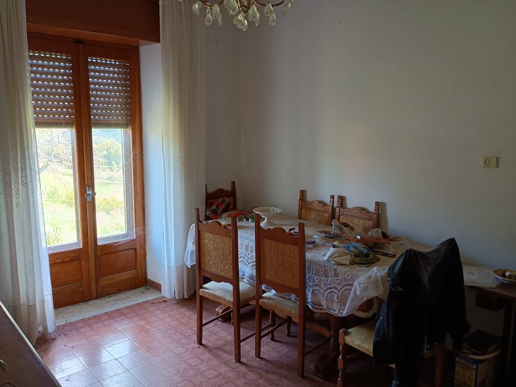 Casa indipendente con garage e terreno (c.da Lucarelli, 53)