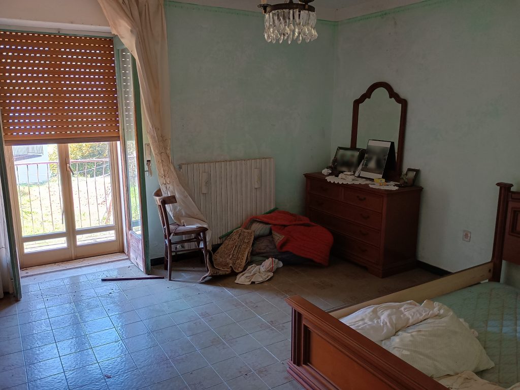 Casa indipendente con garage e terreno (c.da Lucarelli, 53)