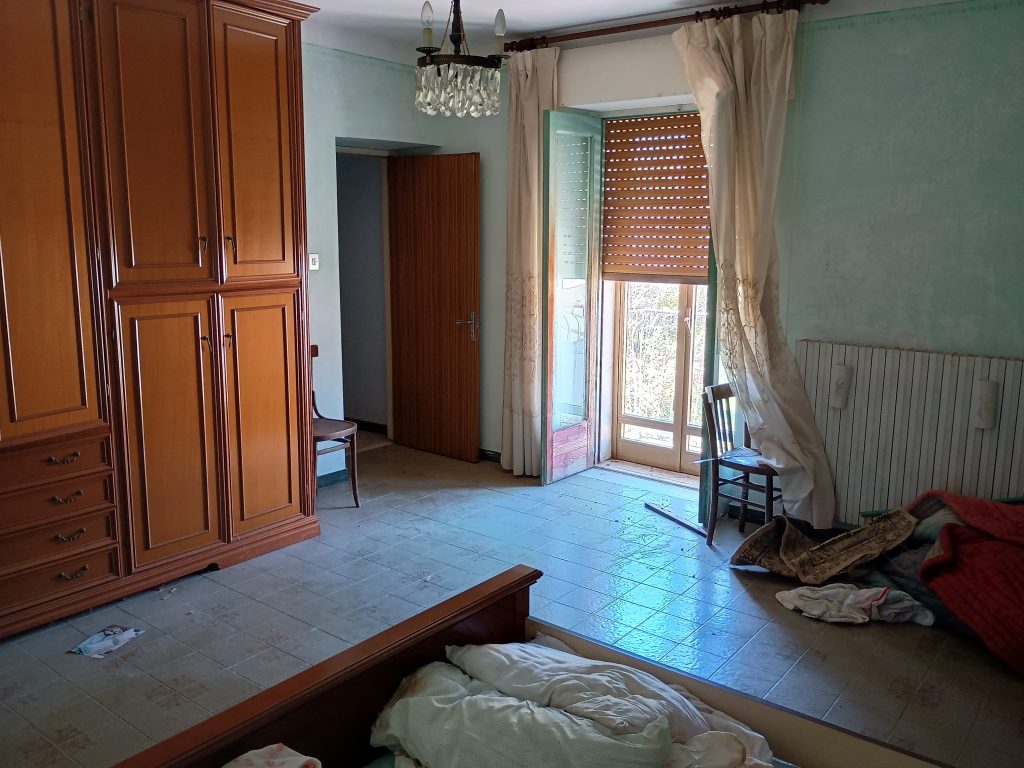 Casa indipendente con garage e terreno (c.da Lucarelli, 53)