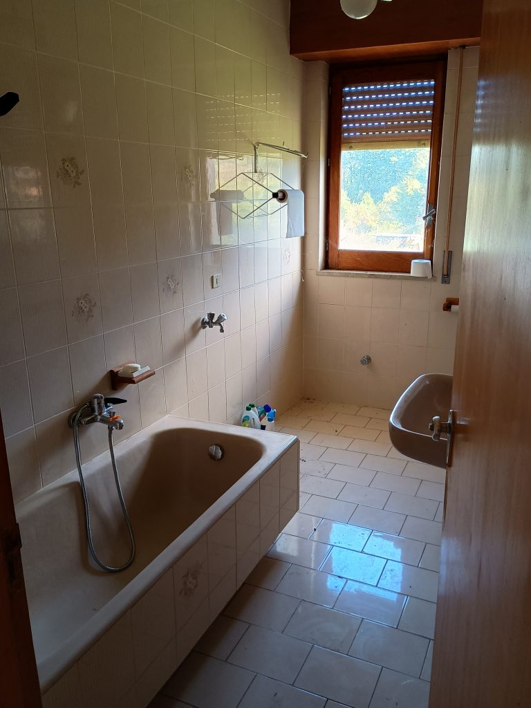 Casa indipendente con garage e terreno (c.da Lucarelli, 53)