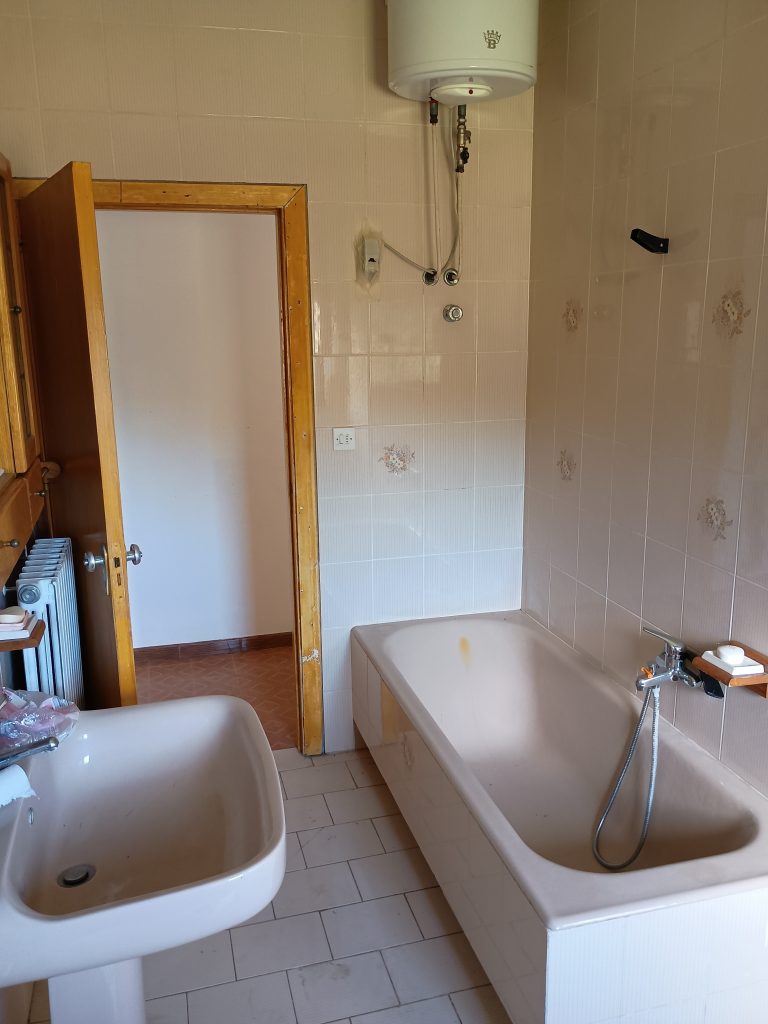 Casa indipendente con garage e terreno (c.da Lucarelli, 53)
