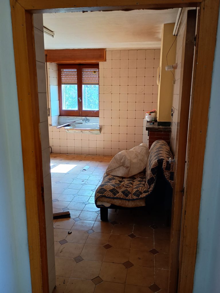 Casa indipendente con garage e terreno (c.da Lucarelli, 53)