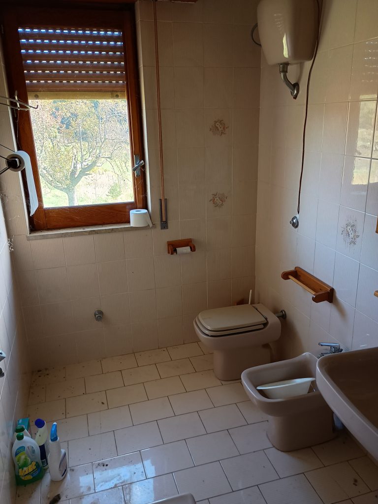 Casa indipendente con garage e terreno (c.da Lucarelli, 53)