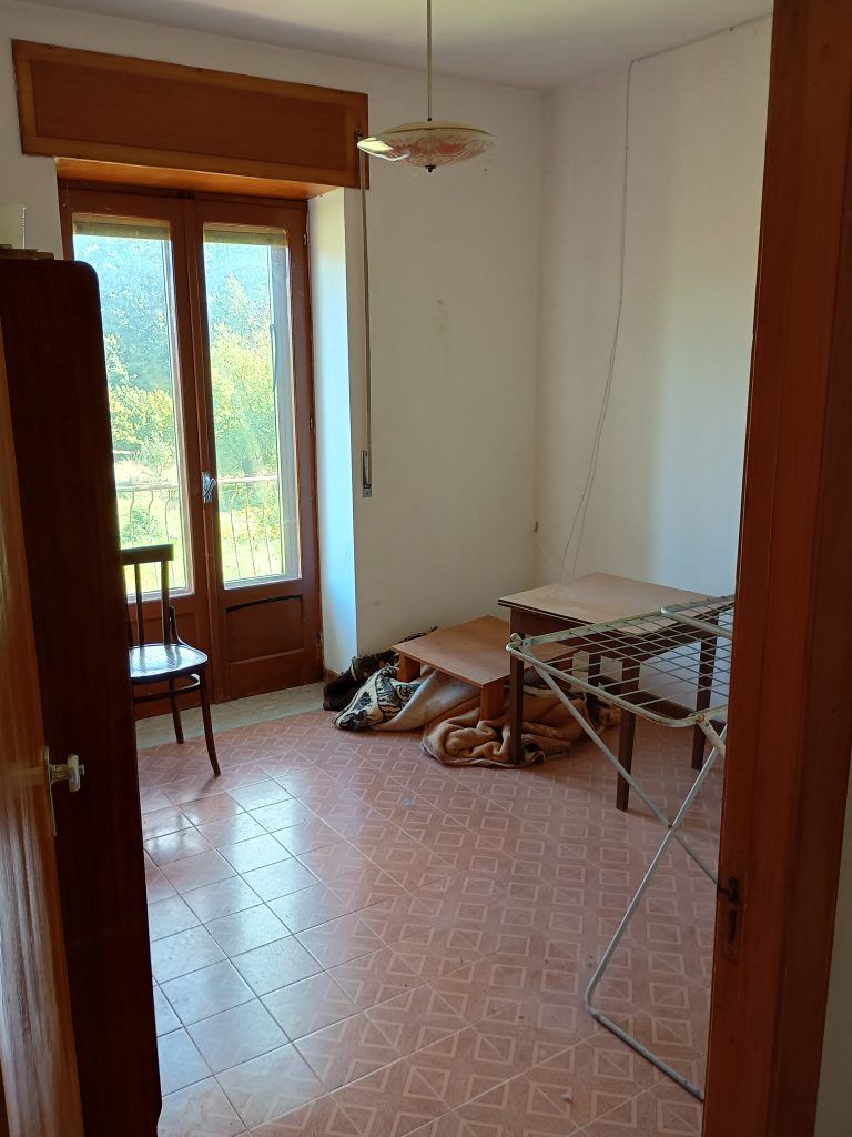 Casa indipendente con garage e terreno (c.da Lucarelli, 53)