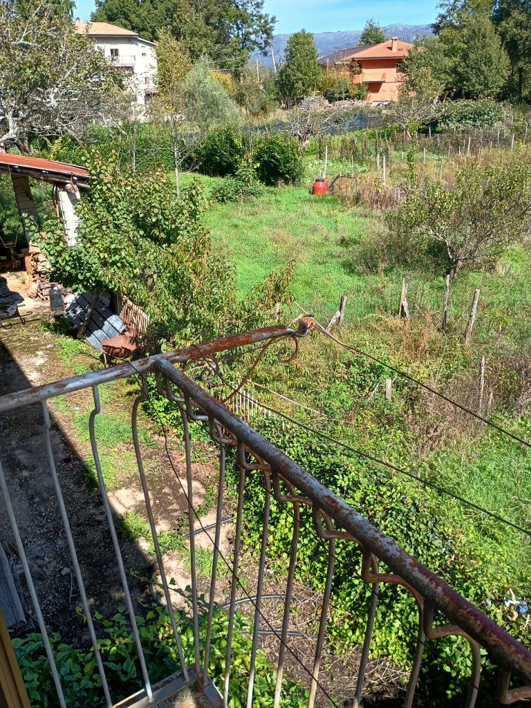 Casa indipendente con garage e terreno (c.da Lucarelli, 53)
