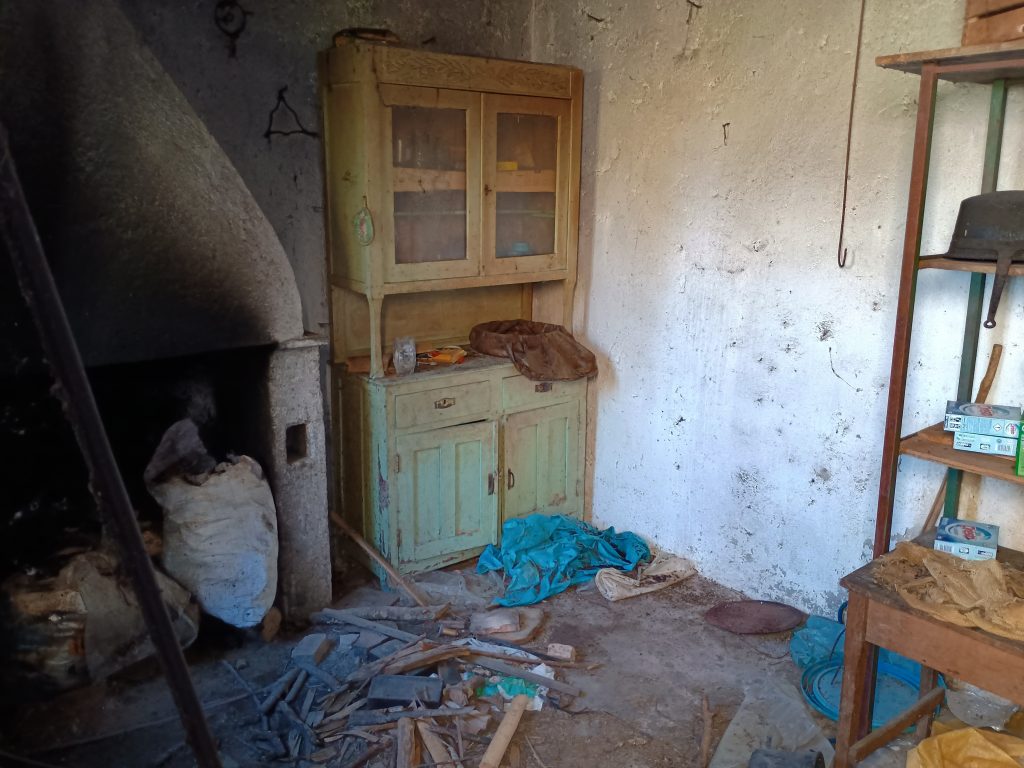 Casa indipendente con garage e terreno (c.da Lucarelli, 53)