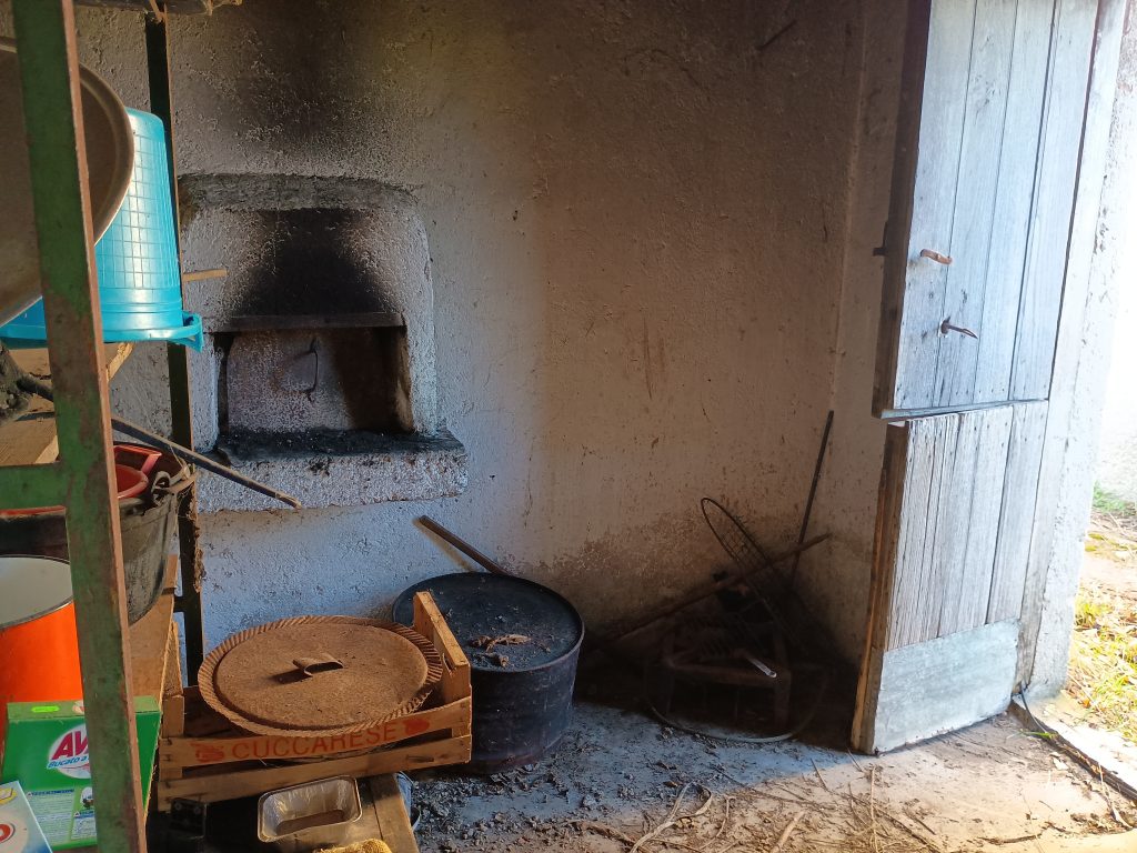 Casa indipendente con garage e terreno (c.da Lucarelli, 53)