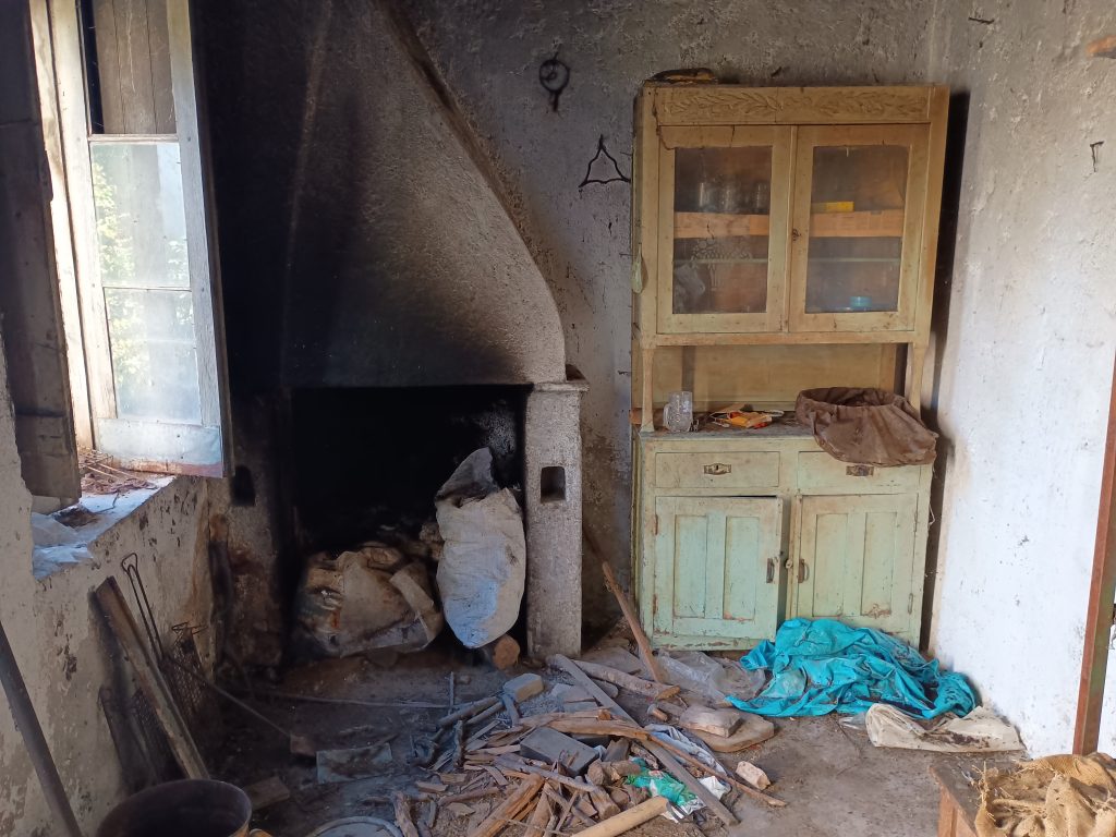 Casa indipendente con garage e terreno (c.da Lucarelli, 53)