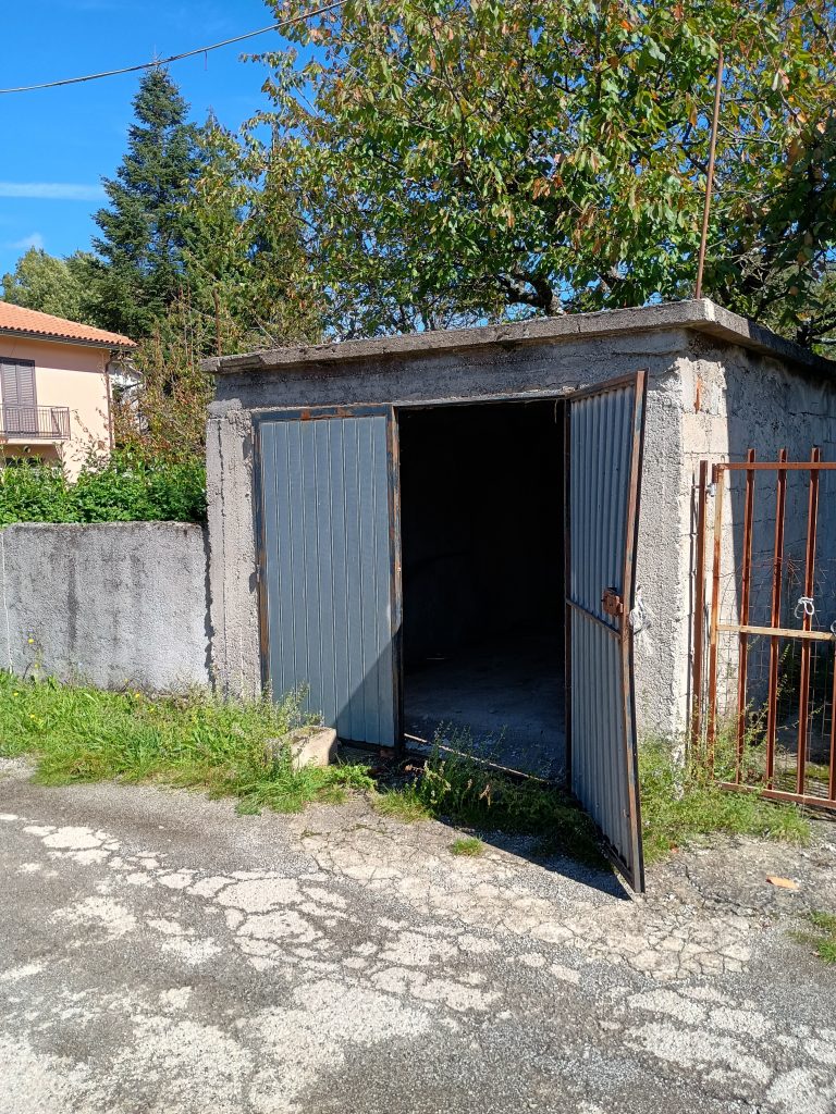 Casa indipendente con garage e terreno (c.da Lucarelli, 53)