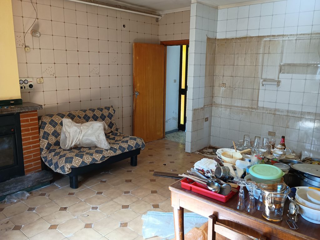 Casa indipendente con garage e terreno (c.da Lucarelli, 53)