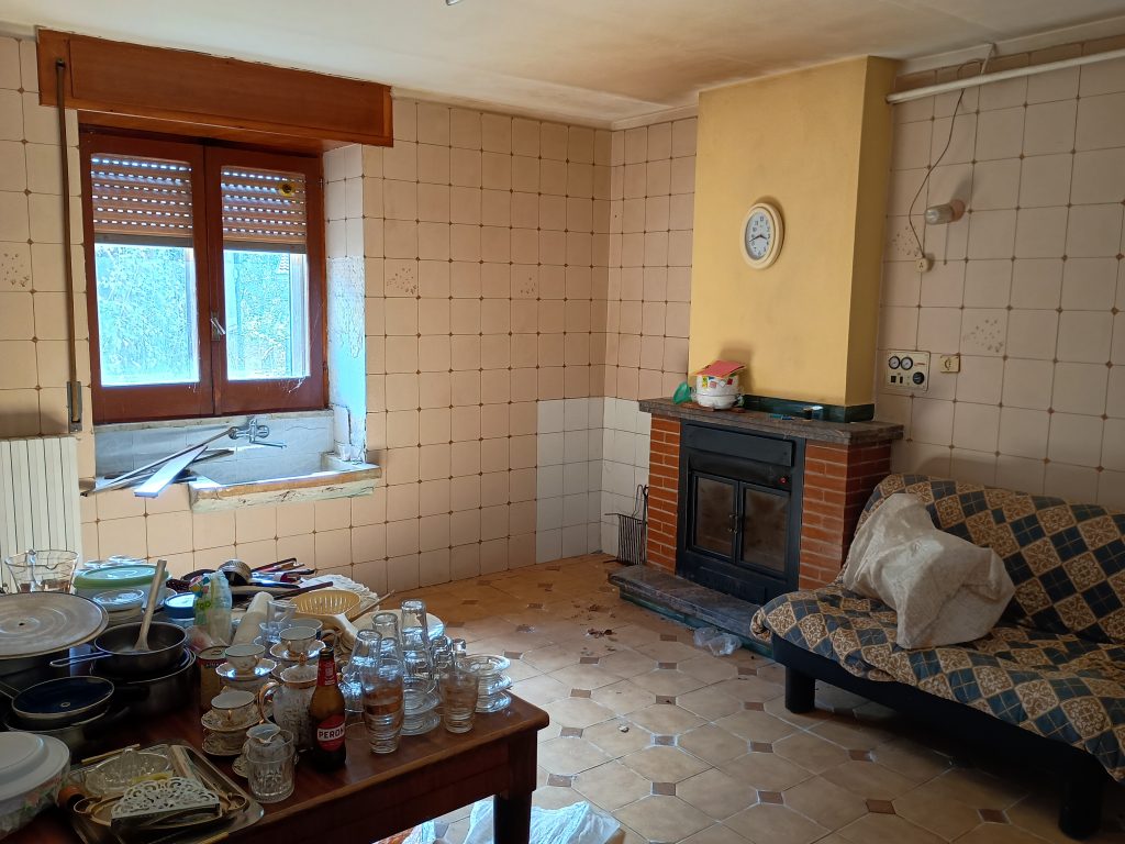 Casa indipendente con garage e terreno (c.da Lucarelli, 53)