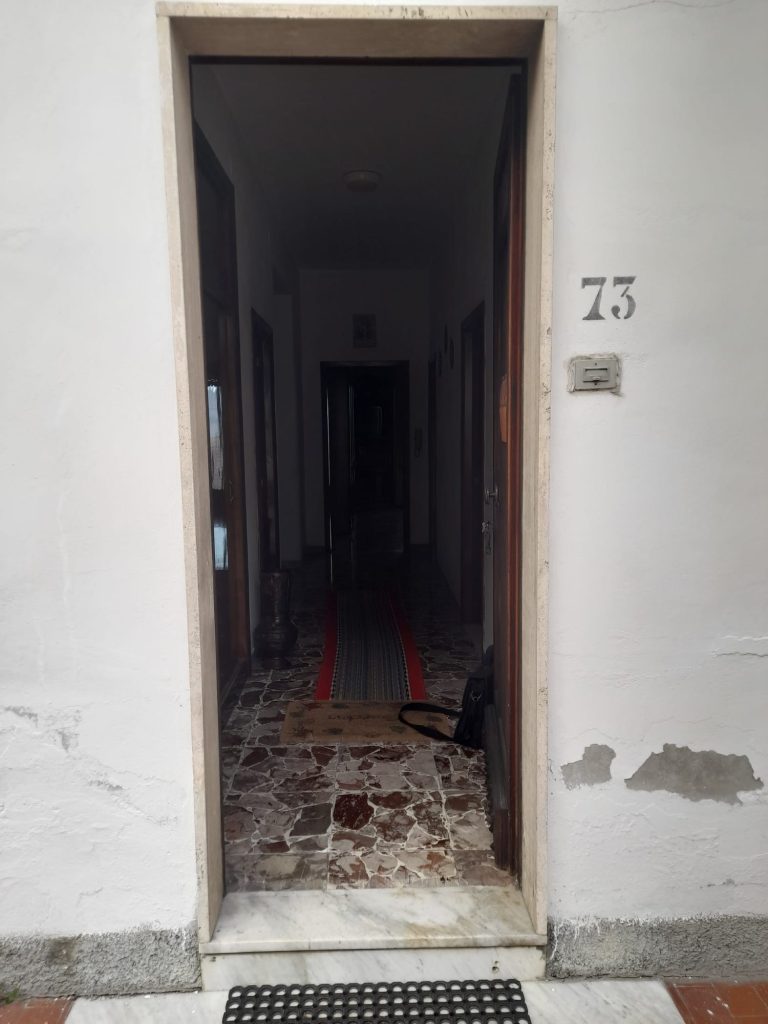 Casa indipendente con garage nel centro urbano (via Roma, 73)