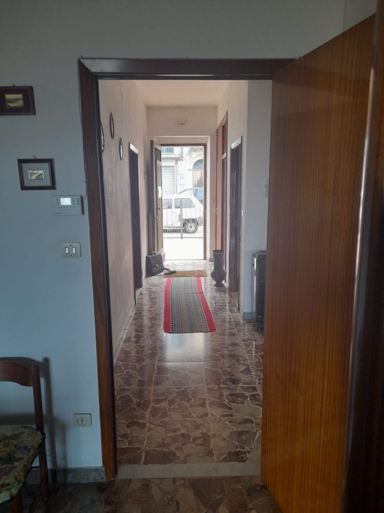 Casa indipendente con garage nel centro urbano (via Roma, 73)