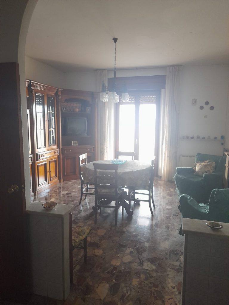 Casa indipendente con garage nel centro urbano (via Roma, 73)