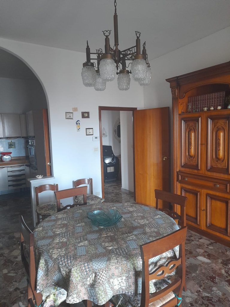 Casa indipendente con garage nel centro urbano (via Roma, 73)