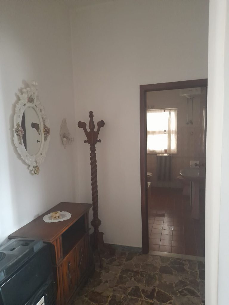 Casa indipendente con garage nel centro urbano (via Roma, 73)